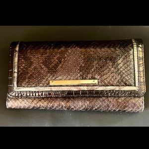 Gently used wallet in great condition!